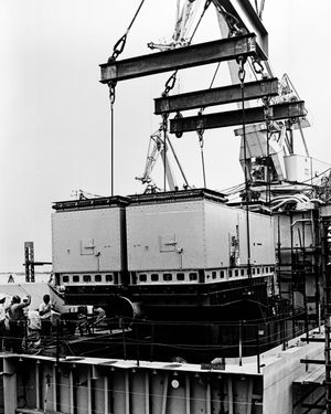 잉걸스 조선소의 기중기가 벙커힐 이지스 순양함의 선체 속으로 추진 모듈을 내리고 있다. 이 모듈은 GE LM2500 가스터빈 2기와 웨스팅하우스 기어 감속 장치로 구성되어 있다.