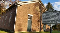 역사적 표지석이 있는 Old Bethany 교회