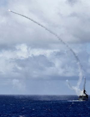 호주 프리깃함 HMAS Ballarat에서 개량형 시스패로우 미사일 두 발을 발사하는 모습, 2016년