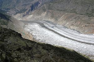 퇴적된 모레인과 가늘고 길게 뻗은 빙하