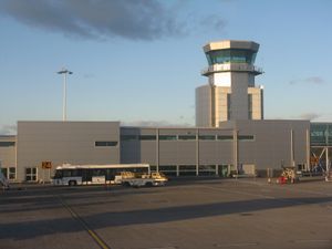 2001년에 완공된 새로운 항공 교통 관제탑