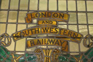 워털루역의 20세기 초 재건축에는 스테인드글라스 창문이 포함되었으며, 여기에는 런던 앤 사우스 웨스턴 철도의 문장이 새겨져 있다.