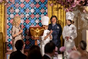 2023년 4월 대한민국 윤석열 대통령을 위한 국빈 만찬에서 질 바이든 여사와 함께 백악관 국빈 만찬실에서 프레젠테이션을 하는 에드워드 리(오른쪽에서 두 번째). 크리스테타 코머포드 백악관 수석 셰프(가운데)와 패스트리 셰프 수지 모리슨(맨 오른쪽)도 함께했다. (백악관 사진, 아담 슐츠)