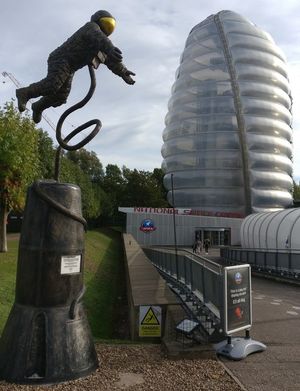 'The Pioneer' (좌측 상단)과 국립 우주 센터의 정문