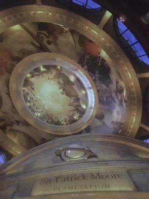 별, 행성, 별자리의 이미지를 보여주는 360도 플라네타륨 천장