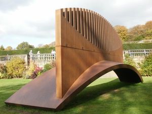 YSP의 나이젤 홀 조각상