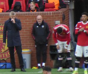 2021년 10월, 올레 군나르 솔샤르(왼쪽)와 함께 수석 코치로 활동 중인 펠런(가운데)