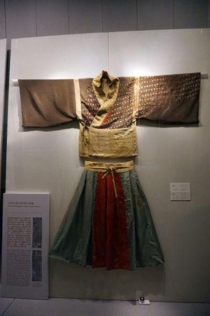 전진 시대의 무덤에서 발견된 치마와 재킷