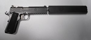 SilencerCo 오스프리 .45 소음기를 장착한 스프링필드 권총