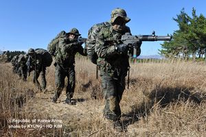 일체형 소음기를 장착한 K7을 휴대하고 있는 대한민국 육군 병사
