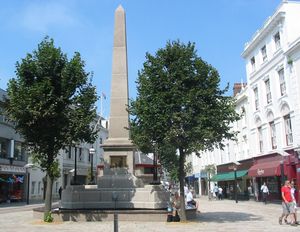 1855년, 개혁가 피에르 르 쉬어(Pierre Le Sueur)를 기념하기 위해 브로드 스트리트에 오벨리스크가 건설되었다. 그는 세인트헬리어의 콩스터블(Constable, 시장)로 다섯 번 선출되었다. 이 기념비는 2005년에 복원되었고 분수는 작동하도록 복원되었다.