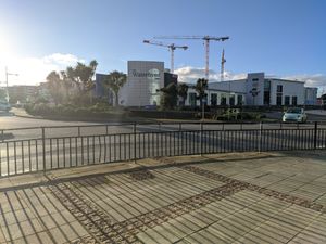 워터프론트 센터는 1980년대에 간척된 땅에 건설되었다.