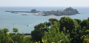 시내에서 바라본 엘리자베스 성 (오리 페리 수륙양용 운행 포함)