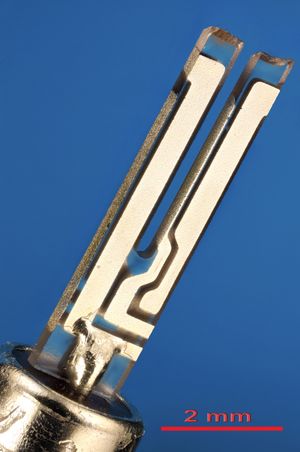 현대 석영 시계에 사용되는 튜닝 포크형 결정