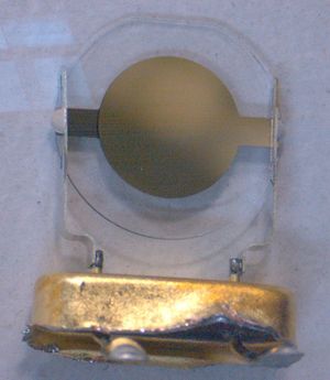 HC-49 패키지 석영 결정의 내부 구조