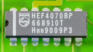 인쇄 회로 기판 위의 필립스 4070 쿼드 듀얼 입력 XOR 칩