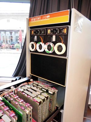 정면 패널 뒤의 로직 모듈과 상단에 있는 듀얼 TU56 DECtape 드라이브를 갖춘 PDP-8/E