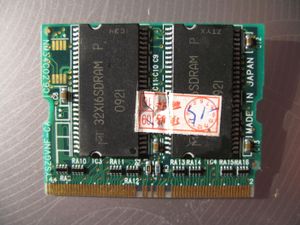 256&nbsp;MB MicroDIMM PC133 SDRAM (양면, 칩 4개).