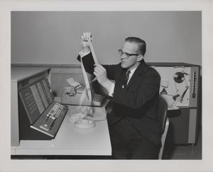 IBM 1620과 IBM 1621(배경의 종이 테이프 리더)를 들고 있는 사용자, 1961년 뉴욕 화이트 플레인스, IBM 본사