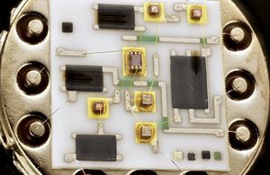 레이저 트리밍 칩 저항기를 사용한 세라믹 기판상의 하이브리드 연산 증폭기