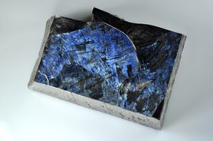 99.999%의 고순도를 가진 타이타늄의 결정. 눈에 보이는 금속 조직을 가지고 있다.