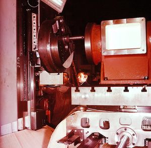 수평 보링 밀, 대형 보링 헤드와 테이블 위에 놓인 공작물을 보여준다.