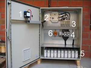 1. 무효 전력 제어 릴레이, 2. 네트워크 연결 지점, 3. 슬로우 블로우 퓨즈, 4. 돌입 전류 제한 접촉기, 5. 커패시터 (단상 또는 삼상 유닛, 델타 연결), 6. 변압기 (제어 및 환기 팬용)