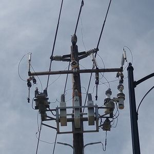 미국 캘리포니아주 산호세의 전신주에 설치된 콘덴서 뱅크