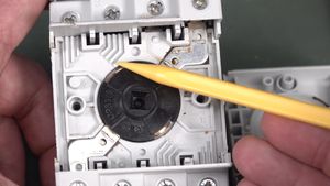 베네딕트 LS25 솔라 DC 절연 스위치 내부의 고전압 플라즈마 아크 슈트