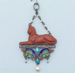 부조 스핑크스 펜던트, 붉은 벽옥, 진주, 에나멜, 프랑스, 1870년경