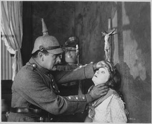 골드윈의 올스타 자유 대출 사진 "Stake Uncle Sam to Play Your Hand"(1918)의 한 장면