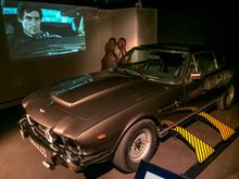 영화 리빙 데이라이츠에서 돌턴이 운전한 애스턴 마틴 V8 밴티지 전시 모습