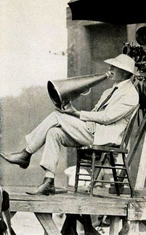 1922년 메가폰을 사용하는 무성 영화 감독 D. W. 그리피스