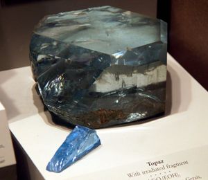 스미소니언 국립 자연사 박물관에 전시된 대형 토파즈 보석과 소형 방사선 처리된 토파즈 조각