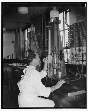 미 해군에서 잠수를 마친 병사의 체액을 반 슬라이크 기체 분석 장치로 연구하는 모습.