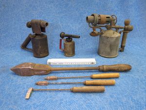 역사적인 납땜 인두 (앞) 및 토치 (뒤)