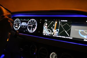 메르세데스-벤츠 S-Class S63 AMG의 고해상도 디지털 계기판