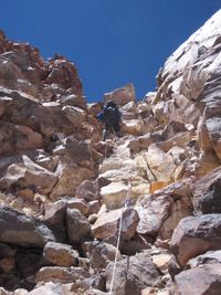 정상 직하의 고정 로프가 설치된 쿠르와르