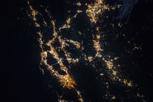 밤에 찍은 북부 캘리포니아의 위성 사진