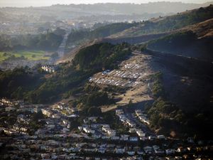 비행선에서 찍은 사우스샌프란시스코 언덕 표지판의 이미지