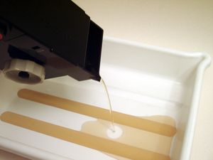 현상액을 따르는 모습. 사진은 Agfa Rondinax 35 U 탱크이다.