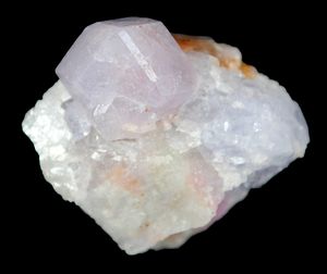 아프가니스탄 코크샤 계곡의 해크마나이트 십이면체