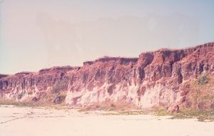 호주 웨이파 페라 헤드의 백색 고령토 사암에 있는 보크사이트 단면