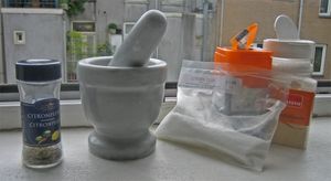 가루 시트르산으로 레몬 페퍼 조미료를 준비하는 모습