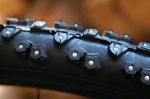 텅스텐 카바이드 스파이크가 달린 노키안 자전거 타이어. 스파이크는 알루미늄으로 둘러싸여 있다.