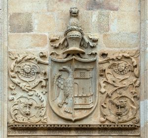마요랄고 궁전 정면에 있는 문장.