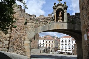 아르코 데 에스트렐라(별의 아치)는 카세레스의 중세 성벽 도시로 들어가는 주요 입구로, 15세기에 지어졌다.