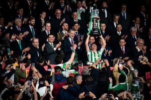 우승 트로피를 든 호아킨