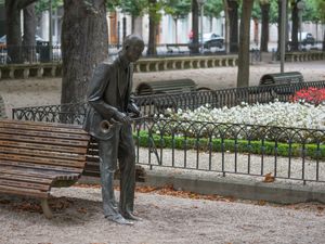 윈턴 마살리스의 조각상, 이 벤치에는 수년간 비토리아-가스테이즈 재즈 페스티벌에서 공연한 음악가들의 이름이 새겨져 있다.