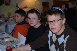 키파를 쓴 두 소년과 함께하는 유월절 세데르